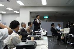 報告会での発表シーン