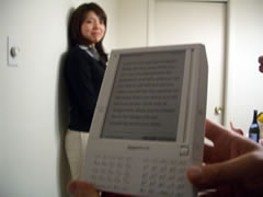 画像：今井さんとKindle